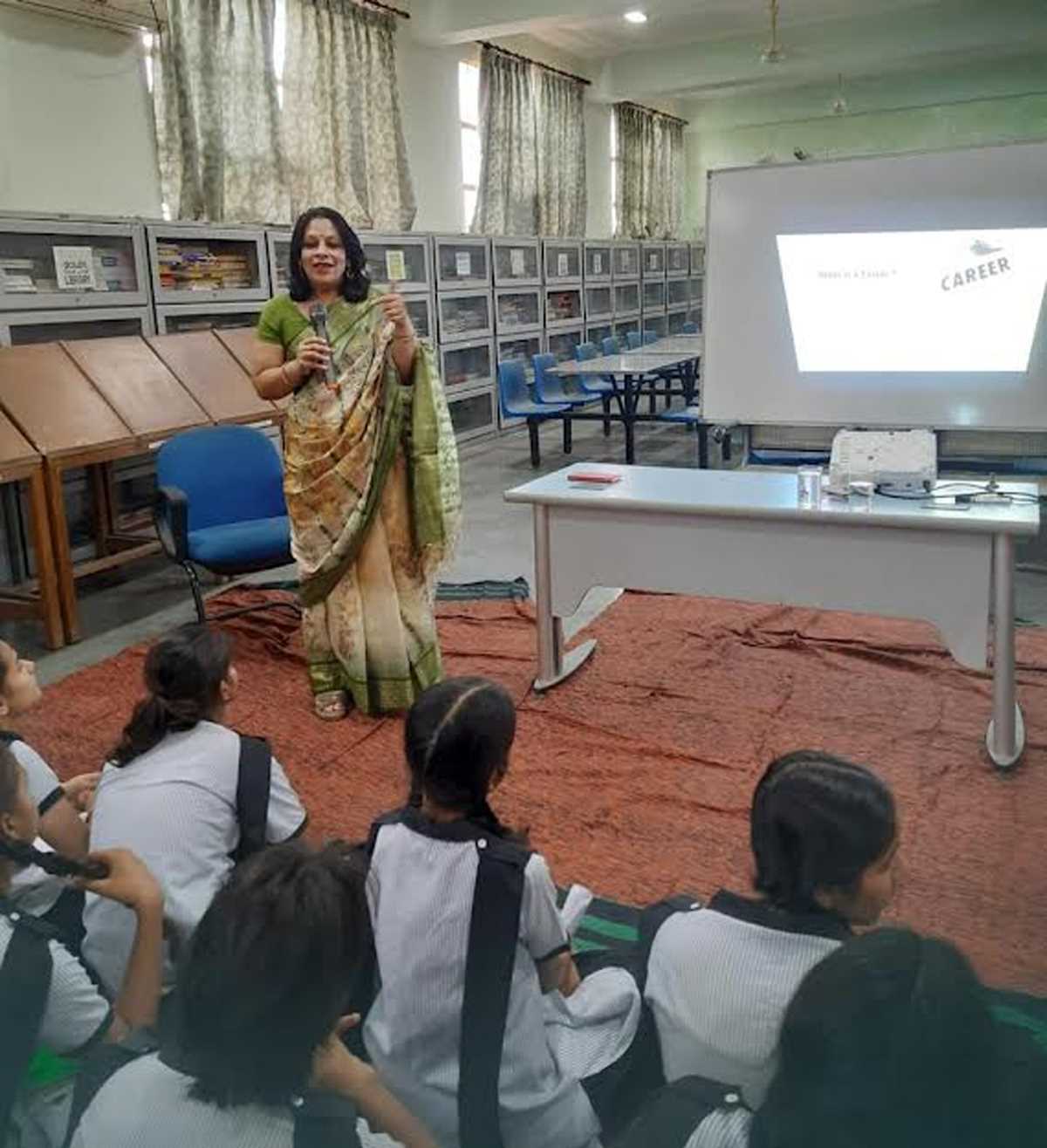 करियर काउंसलिंग में छात्राओं के लिए भविष्य के लिए किया गया दिशा-निर्देशित